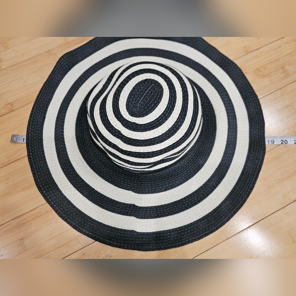 Jennifer Lopez JLO Black & Cream Straw Wide Brim Sun Hat NWT - Picture 6 of 8